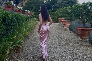 谷爱凌晒照：短暂的聚会后夏训开始了，伤后第一次穿上雪板