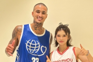 大牌云集！吴艳妮参加姚基金慈善赛，晒与姚明&库兹马等人合照