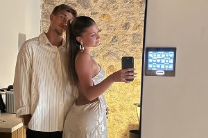 20岁拜仁新援比绍夫官宣恋情，女友是拜仁名宿绍尔17岁的女儿