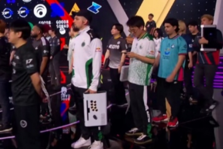 啊这..EWC街霸6开场众选手致敬Xiaohai，国手DCQ低头看手机