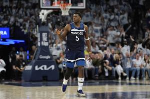 就差外线了！爱德华兹打满首节 9中4&三分5中1拿到11分2助