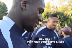 科纳特向萨利巴展示一张他举起英超冠军的照片，并问：这是你吗？