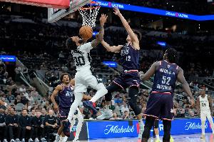 小卡：奥拉迪波的状态非常好 他能在快攻中空接&有三分有突破