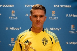 约克雷斯在昨日领取欧国联最佳射手奖杯，9球领跑射手榜