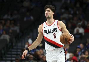 失误略多！阿夫迪亚半场15分钟 7中3贡献9分2板2助&出现4失误