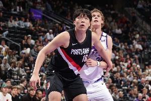 媒体人：不延误就不积极？杨瀚森这种大中锋防挡拆收着防很常规