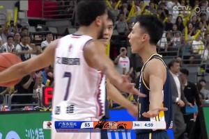 火药味十足！徐杰借掩护闪电加速直杀篮下上进 与哈维激情对喷！