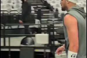 克莱赛后往为球迷的勇士11号球衣签名