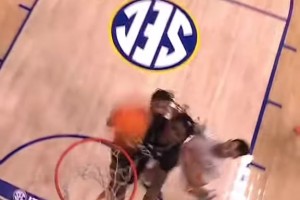 这扣篮有点白魔的影子啊~火箭新秀卡梅隆-马修斯暴扣2+1