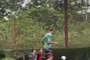 篮球界的足坛新星！文班亚马和小朋友们踢足球 还秀起了彩虹过人