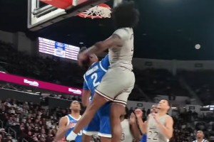 火箭新秀卡梅隆-马修斯这天赋还可以啊！强势隔人反扣丝滑无比~