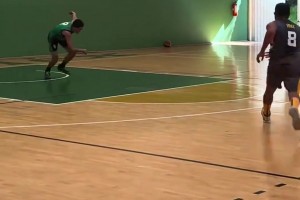 动作很标准，但篮筐更标准