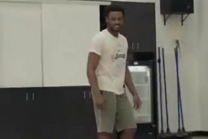 布朗尼和老爸一样练习飞奔+暴扣！各种姿势不在话下