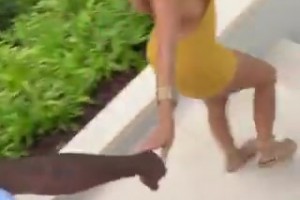 杰伦格林自拍视频，大方展示着穿着性感的“阿姨女友”